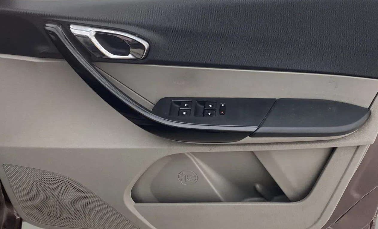 2016 Tata Tiago XZ PETROL, Petrol, Manual, 30,553 km, Driver Side Door Panels Control