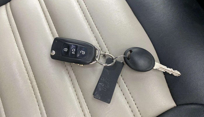 2016 Tata Tiago XZ PETROL, Petrol, Manual, 30,553 km, Key Close Up