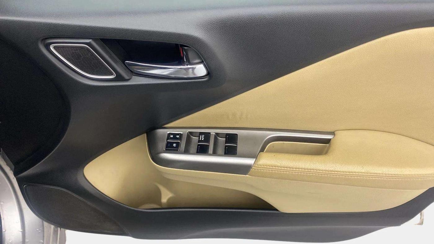 2017 Honda City 1.5L I-VTEC VX CVT, Petrol, Automatic, 1,24,652 km, Driver Side Door Panels Control