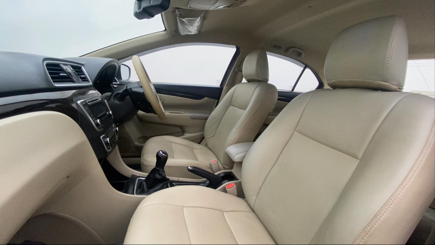 2017 Maruti Ciaz ZETA 1.4  MT PETROL, Petrol, Manual, 97,517 km, Right Side Front Door Cabin