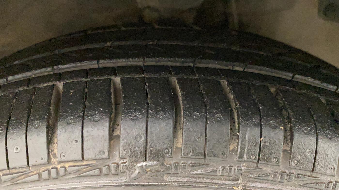 2011 Hyundai Eon MAGNA O, Petrol, Manual, 69,836 km, Right Front Tyre Tread