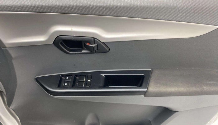 2018 Mahindra KUV 100 NXT K6+ P 6 STR, Petrol, Manual, 69,050 km, Driver Side Door Panels Control