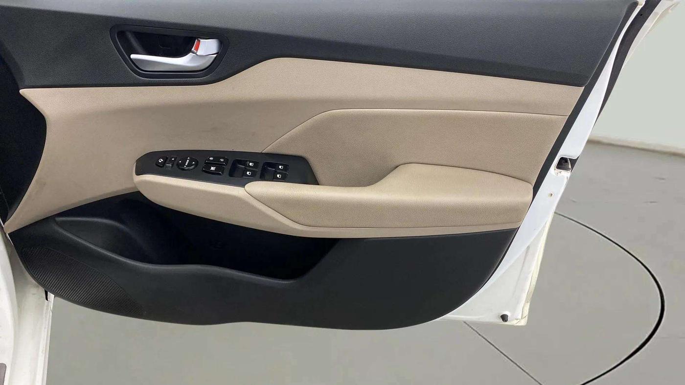 2018 Hyundai Verna 1.6 VTVT SX (O) AT, Petrol, Automatic, 38,696 km, Driver Side Door Panels Control
