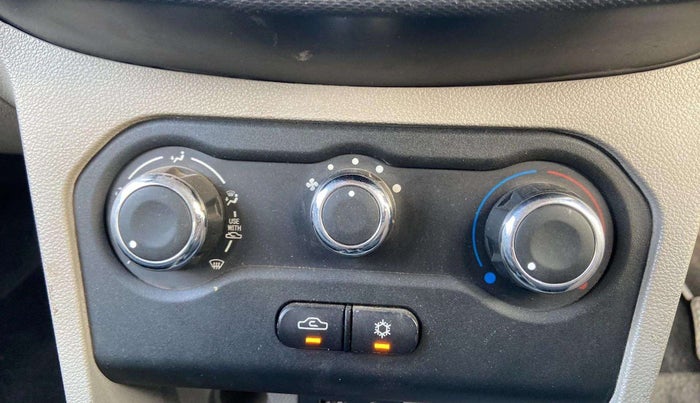 2016 Tata Tiago XT PETROL, Petrol, Manual, 35,364 km, AC Unit - Front vent has minor damage