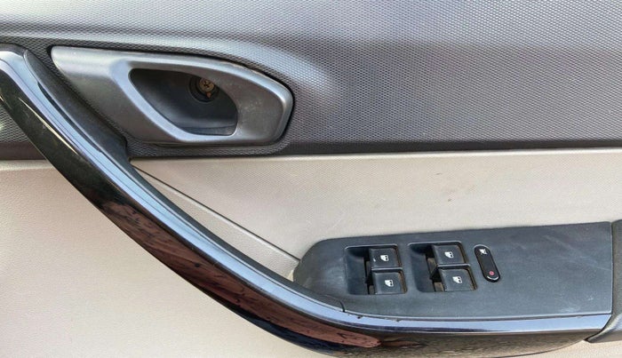 2016 Tata Tiago XT PETROL, Petrol, Manual, 35,364 km, Driver Side Door Panels Control