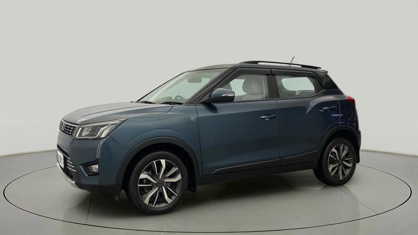 2021 Mahindra XUV300 W8 (O) 1.2 PETROL AMT, Petrol, Automatic, 32,245 km, Left Front Diagonal