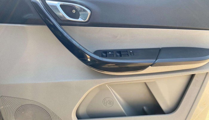 2018 Tata Tiago XZ PETROL, CNG, Manual, 98,494 km, Driver Side Door Panels Control