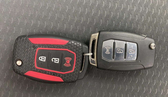 2019 Mahindra XUV300 W6 1.2 PETROL, Petrol, Manual, 50,455 km, Key Close Up