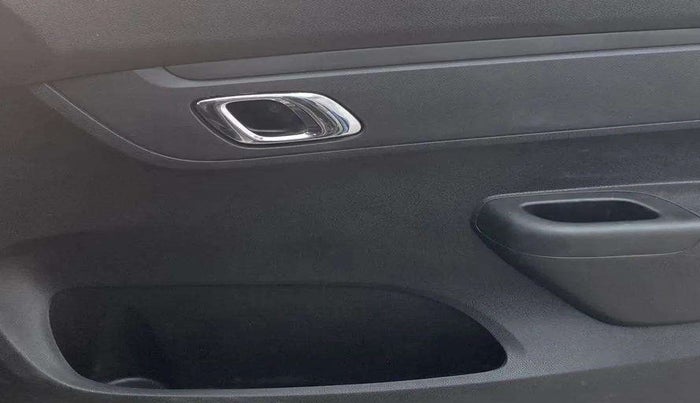 2019 Renault Kwid RXT 1.0 AMT (O), Petrol, Automatic, 36,316 km, Driver Side Door Panels Control
