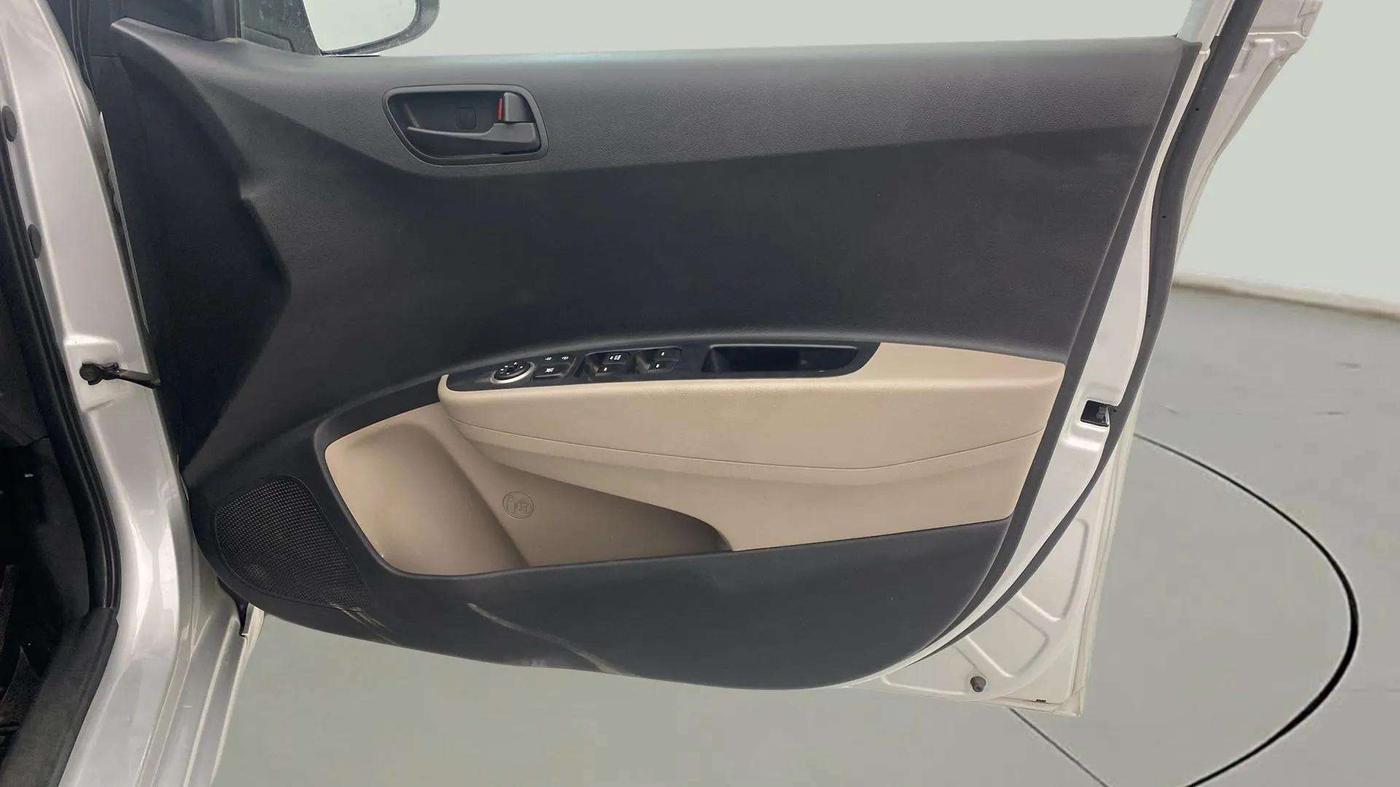 2017 Hyundai Grand i10 MAGNA 1.2 KAPPA VTVT, Petrol, Manual, 15,985 km, Driver Side Door Panels Control