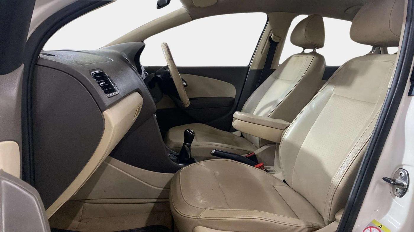 2013 Volkswagen Vento HIGHLINE 1.6 MPI, Petrol, Manual, 88,967 km, Right Side Front Door Cabin