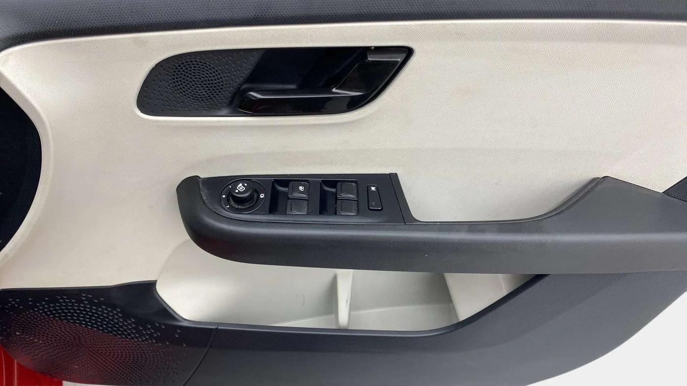 2023 Tata ALTROZ XMA Plus (S) DCT, Petrol, Automatic, 4,407 km, Driver Side Door Panels Control