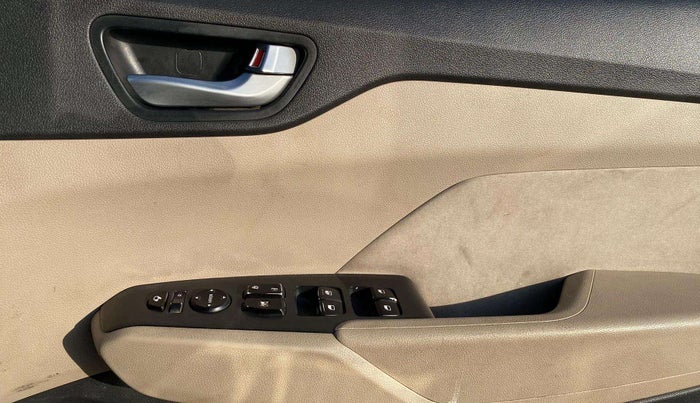 2018 Hyundai Verna 1.6 VTVT SX, Petrol, Manual, 90,994 km, Driver Side Door Panels Control