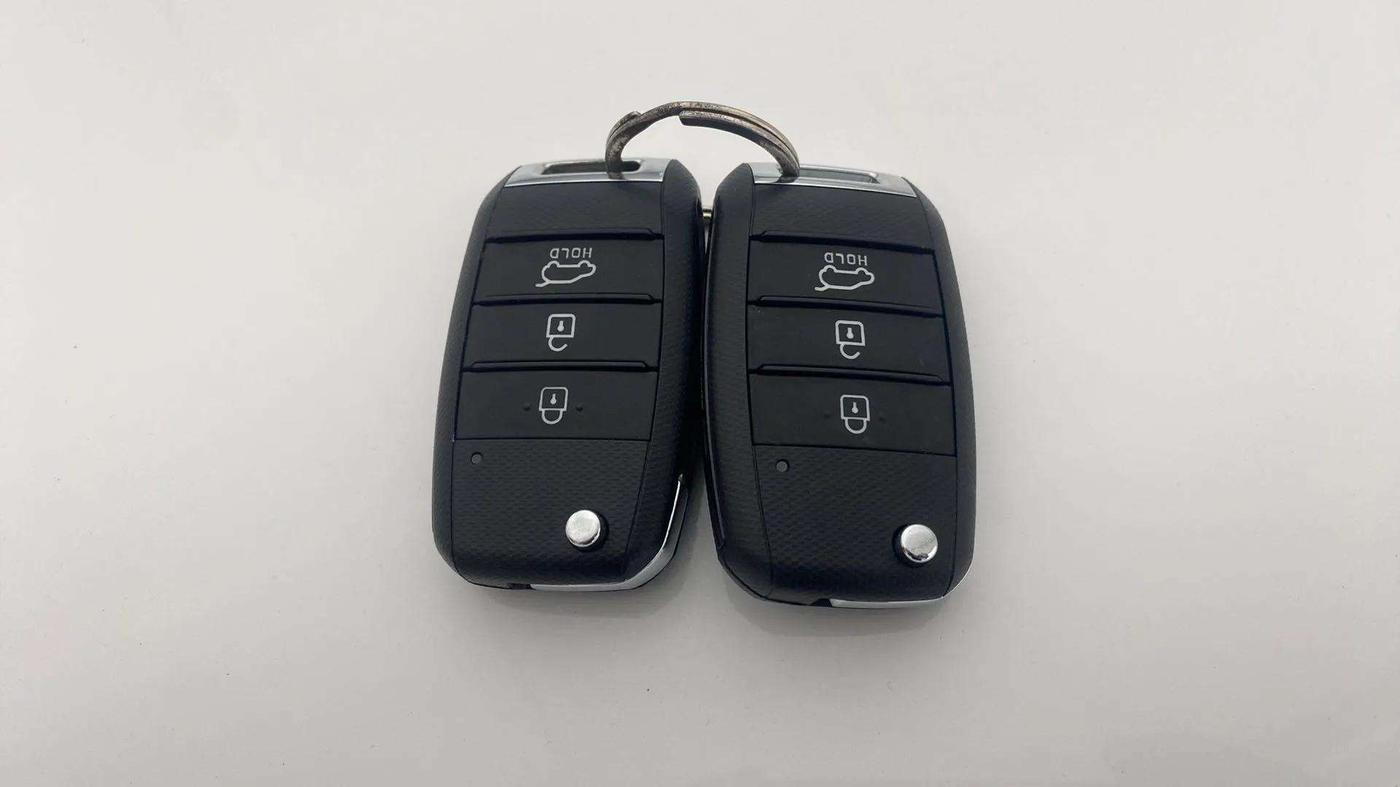 2022 KIA CARENS PRESTIGE 1.5 PETROL 7 STR, Petrol, Manual, 20,408 km, Key Close Up