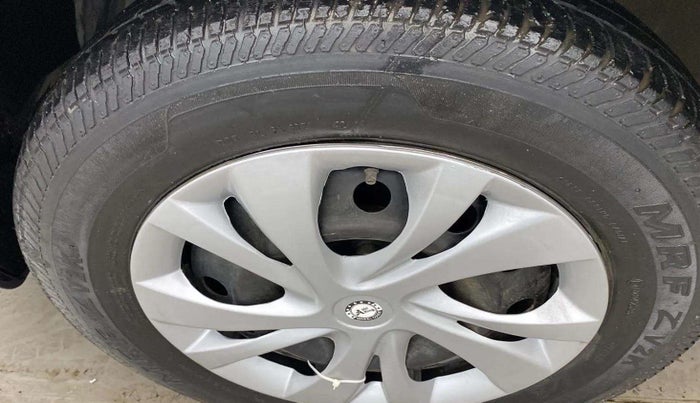 2014 Maruti Swift Dzire VXI, Petrol, Manual, 94,928 km, Left front tyre - Minor crack