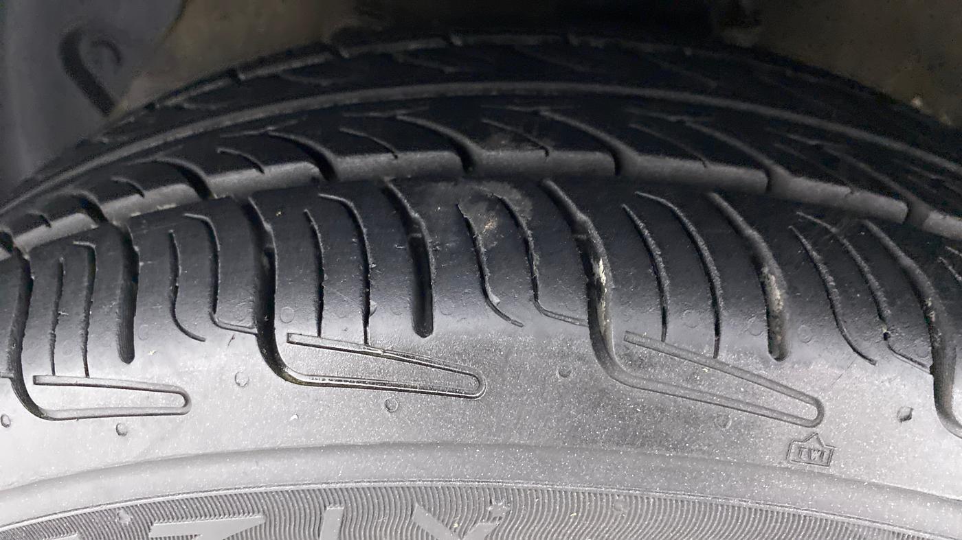 2016 Hyundai Grand i10 1.2 ASTA (O) AT, Petrol, Automatic, Left Front Tyre Tread