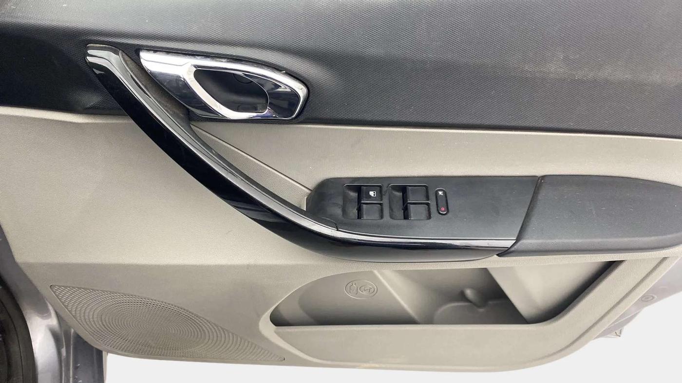 2018 Tata Tiago XZ PETROL, Petrol, Manual, 22,375 km, Driver Side Door Panels Control