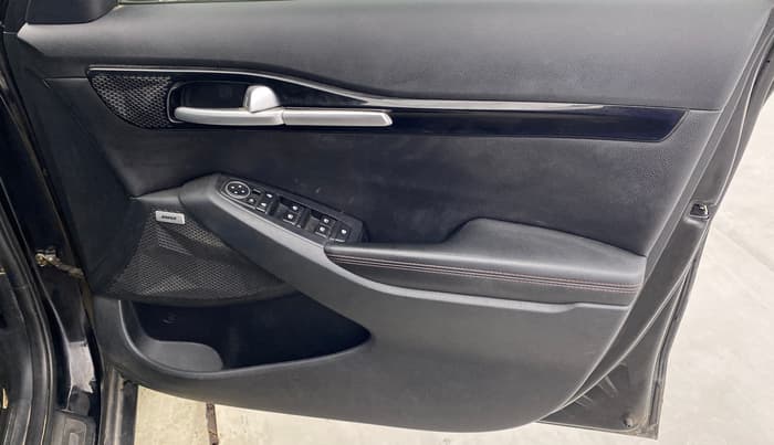 2022 KIA SELTOS GTX PLUS AT 1.5 DIESEL, Diesel, Automatic, 1,10,396 km, Driver Side Door Panels Control
