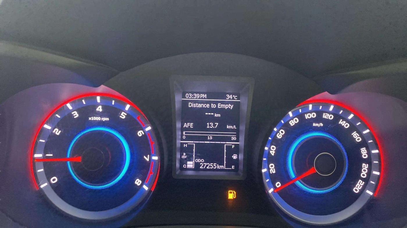 2021 Mahindra XUV300 W8 (O) 1.2 PETROL, Petrol, Manual, 27,215 km, Odometer Image
