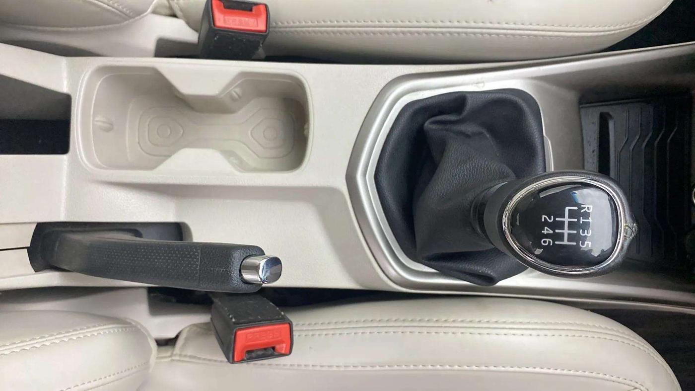 2021 Mahindra XUV300 W8 (O) 1.2 PETROL, Petrol, Manual, 27,215 km, Gear Lever