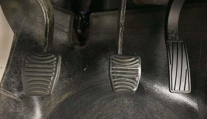 2021 Mahindra XUV300 W8 (O) 1.2 PETROL, Petrol, Manual, 27,215 km, Pedals
