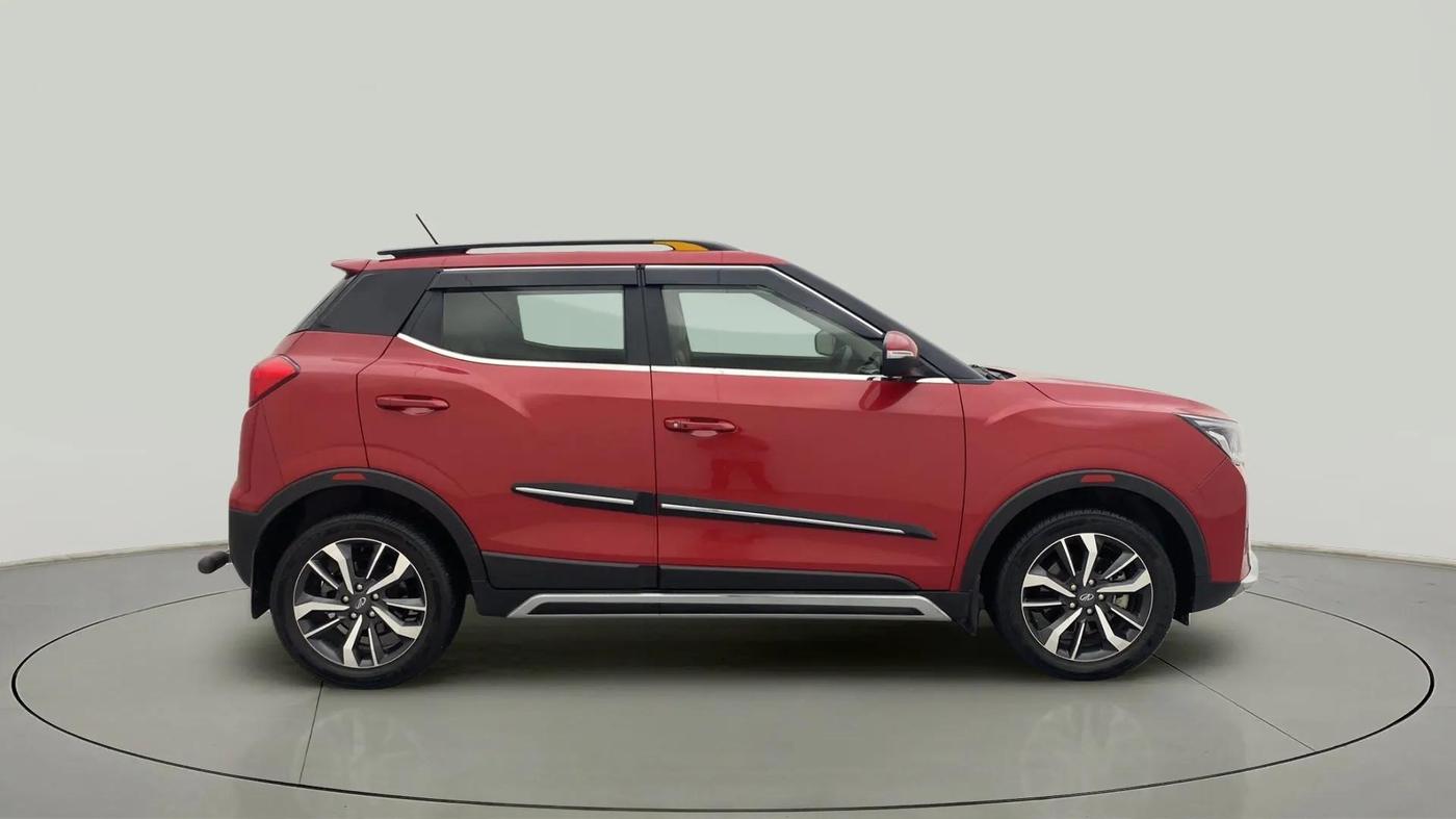 2021 Mahindra XUV300 W8 (O) 1.2 PETROL, Petrol, Manual, 27,215 km, Right Side View