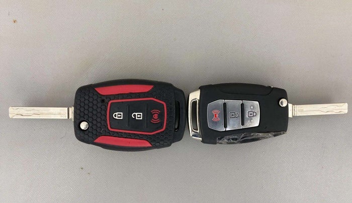 2021 Mahindra XUV300 W8 (O) 1.2 PETROL, Petrol, Manual, 27,215 km, Key Close Up