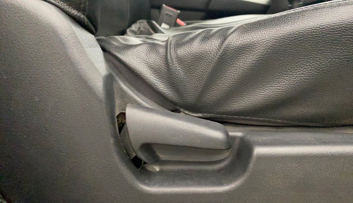 2017 Maruti Wagon R 1.0 LXI CNG, CNG, Manual, 84,524 km, Driver Side Adjustment Panel