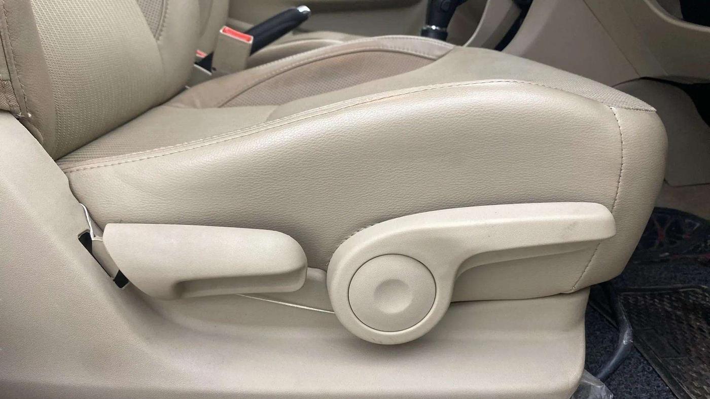 2017 Maruti Ciaz ZETA 1.4  AT PETROL, Petrol, Automatic, 32,205 km, Driver Side Adjustment Panel
