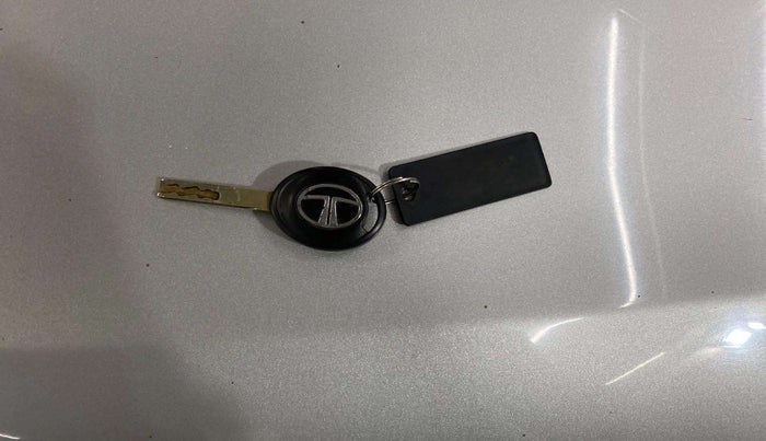 2020 Tata ALTROZ XM PETROL, Petrol, Manual, 22,548 km, Key Close Up