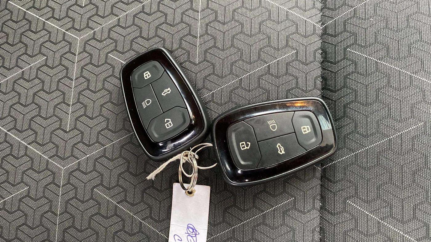 2022 Tata PUNCH CREATIVE  MT, Petrol, Manual, 35,703 km, Key Close Up