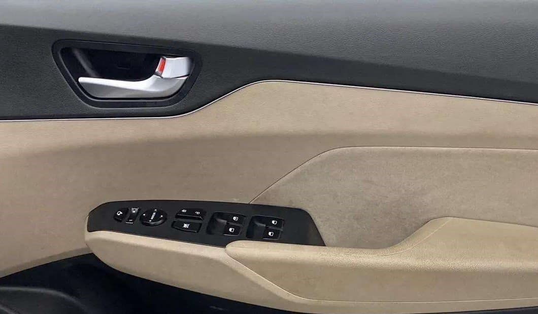 2018 Hyundai Verna 1.6 VTVT SX, CNG, Manual, 34,498 km, Driver Side Door Panels Control