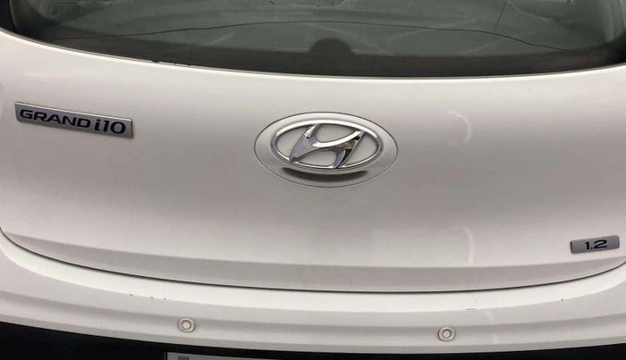 2019 Hyundai Grand i10 MAGNA 1.2 KAPPA VTVT, Petrol, Manual, 27,206 km, Dicky (Boot door) - Trim lock has minor damage