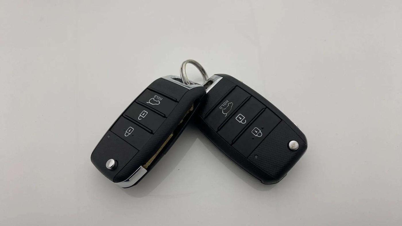 2022 KIA CARENS PRESTIGE 1.4 PETROL 7 STR, Petrol, Manual, 38,640 km, Key Close Up