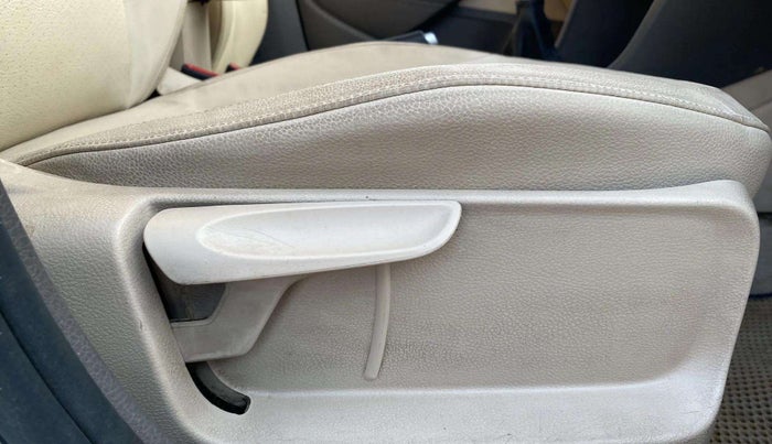 2013 Volkswagen Vento HIGHLINE 1.6 MPI, Petrol, Manual, 82,461 km, Driver Side Adjustment Panel