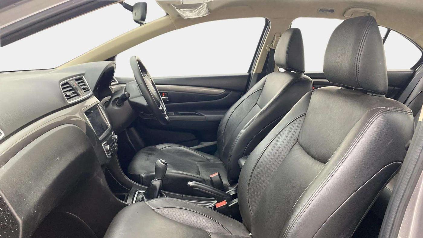 2015 Maruti Ciaz ZXI+ RS, Petrol, Manual, 70,061 km, Right Side Front Door Cabin