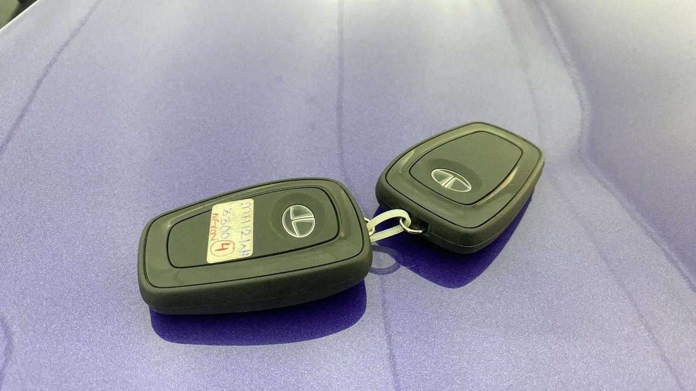 2024 Tata NEXON FEARLESS PURPLE + SUNROOF DUAL TONE 1.2 PETROL, Petrol, Manual, 9,643 km, Key Close Up