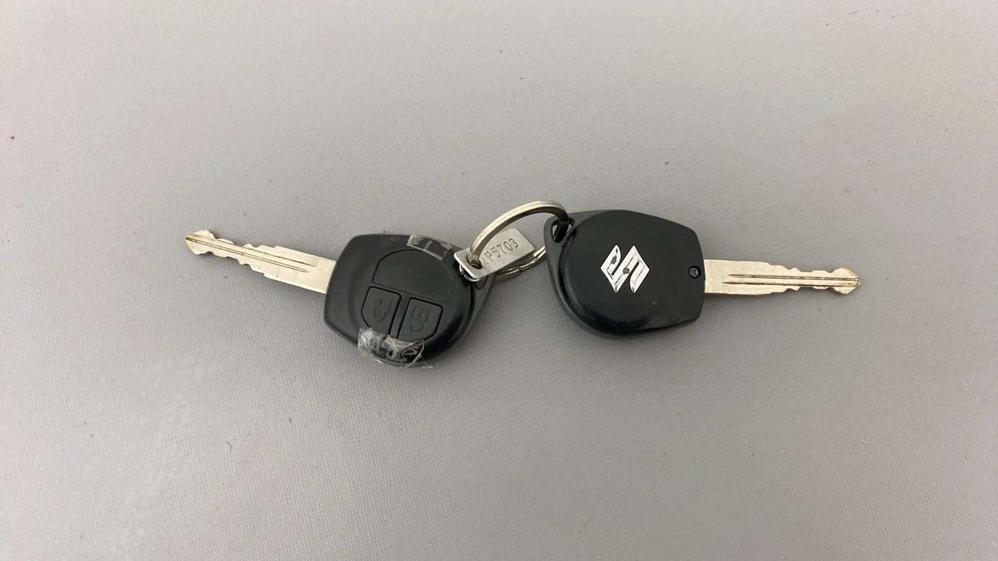 2013 Maruti Swift VXI, Petrol, Manual, 43,296 km, Key Close Up