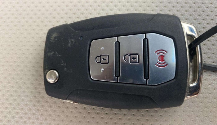 2021 Mahindra XUV300 W8 (O) 1.2 PETROL, Petrol, Manual, 18,573 km, Key Close Up