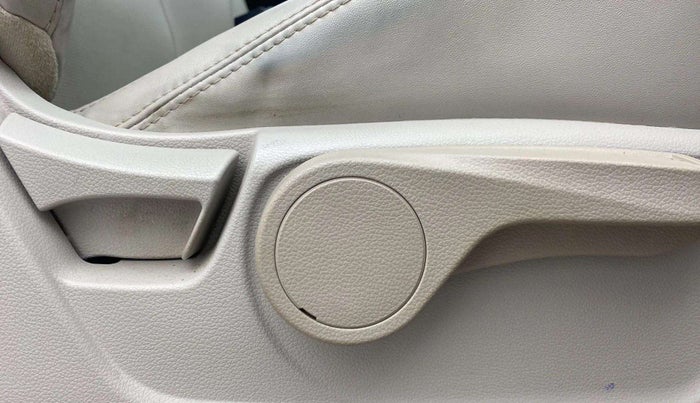 2021 Mahindra XUV300 W8 (O) 1.2 PETROL, Petrol, Manual, 18,573 km, Driver Side Adjustment Panel