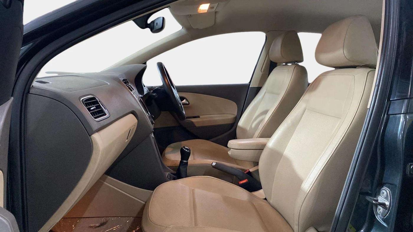 2017 Volkswagen Vento HIGHLINE 1.6 MPI, Petrol, Manual, 28,812 km, Right Side Front Door Cabin
