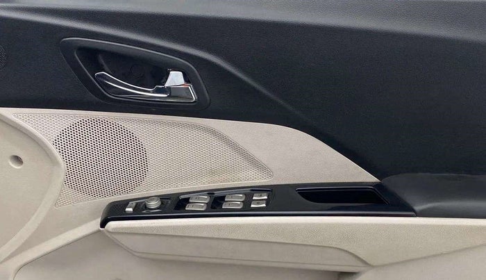 2020 Mahindra XUV300 W8 1.5 DIESEL AMT, Diesel, Automatic, 69,702 km, Driver Side Door Panels Control