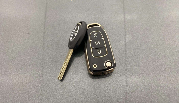 2022 Tata Tiago XT PETROL, CNG, Manual, 57,968 km, Key Close Up