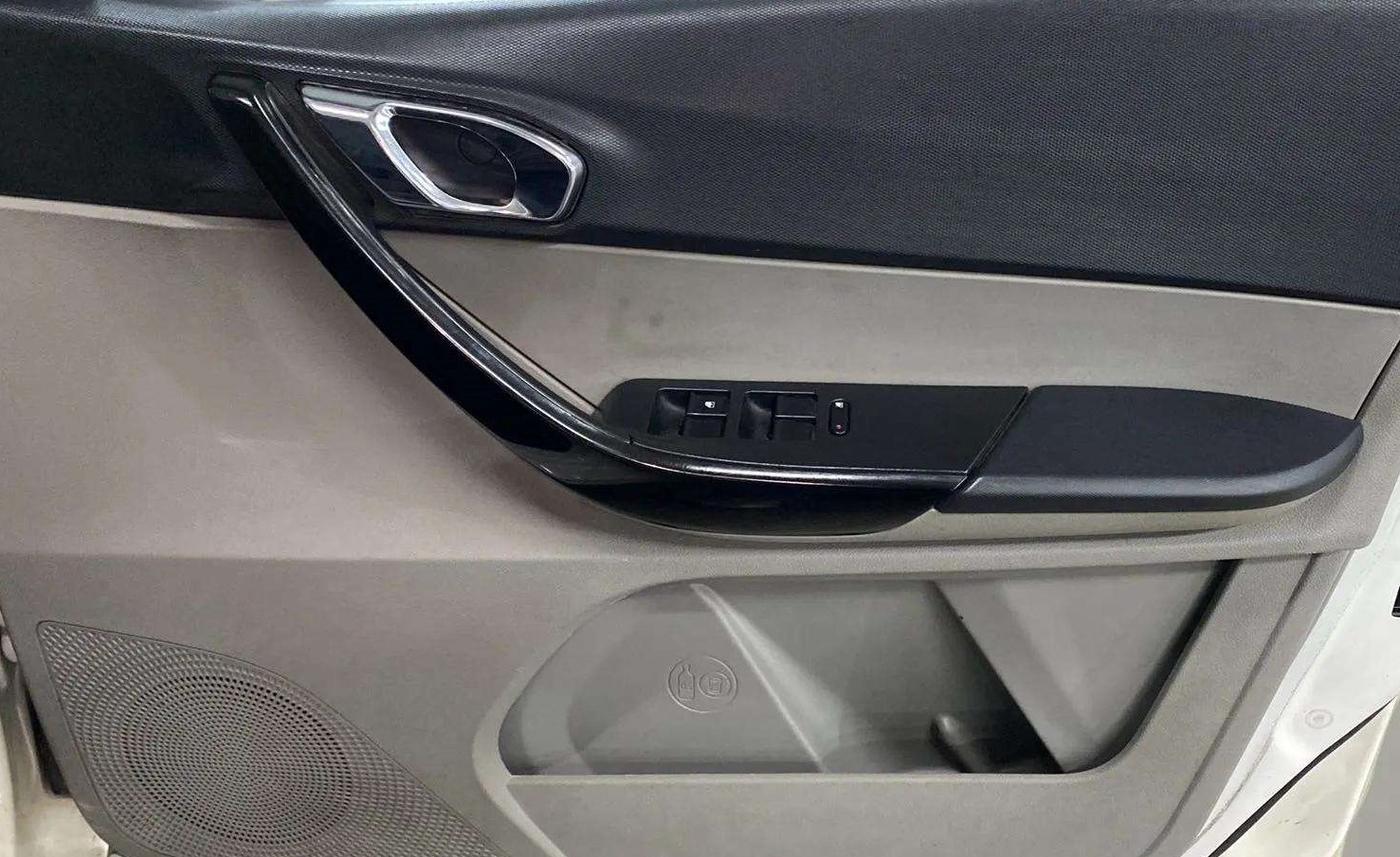 2018 Tata Tiago XZ PETROL, Petrol, Manual, 11,434 km, Driver Side Door Panels Control