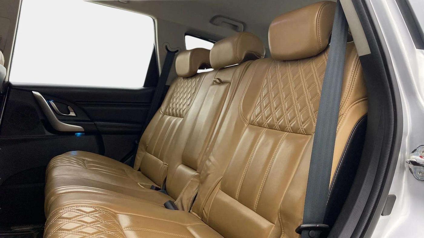 2018 Mahindra XUV500 W11 AT, Diesel, Automatic, 99,001 km, Right Side Rear Door Cabin