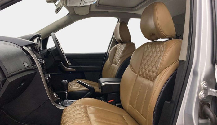 2018 Mahindra XUV500 W11 AT, Diesel, Automatic, 99,001 km, Right Side Front Door Cabin