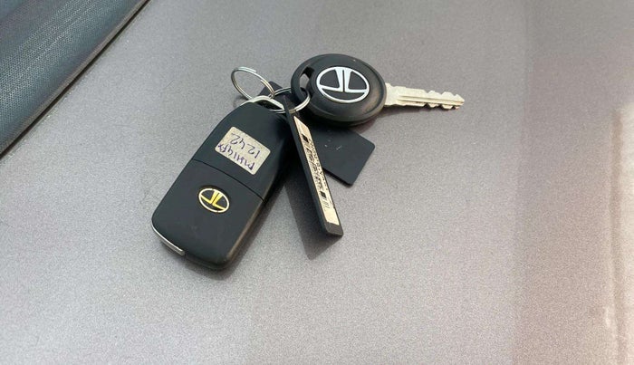 2016 Tata Tiago XZ PETROL, Petrol, Manual, 71,440 km, Key Close Up