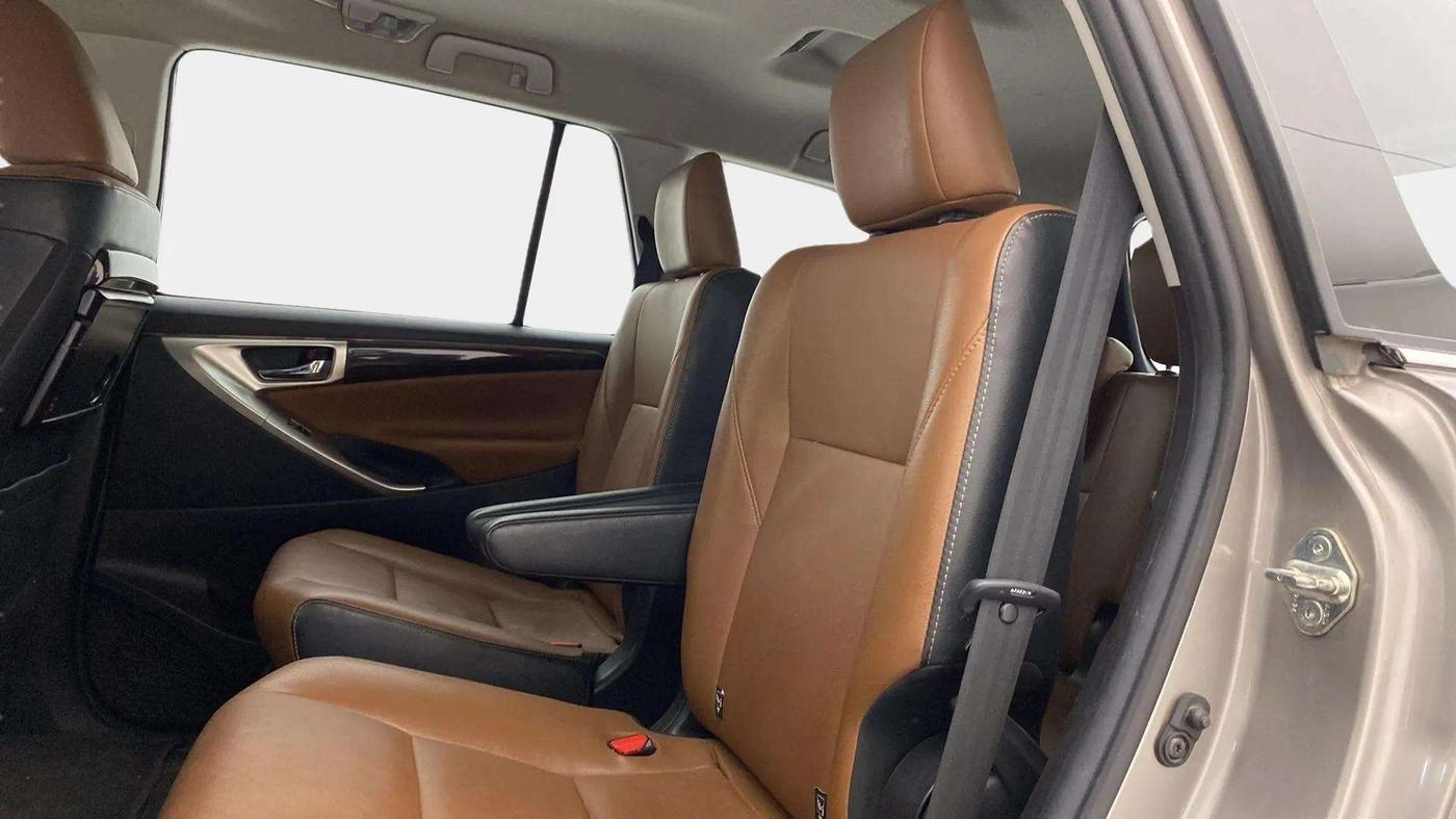 2022 Toyota Innova Crysta 2.7 ZX AT 7 STR, Petrol, Automatic, 28,277 km, Right Side Rear Door Cabin