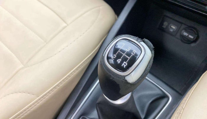 2016 Hyundai Elite i20 ASTA 1.2 (O), Petrol, Manual, 46,487 km, Gear lever - Knob cover torn