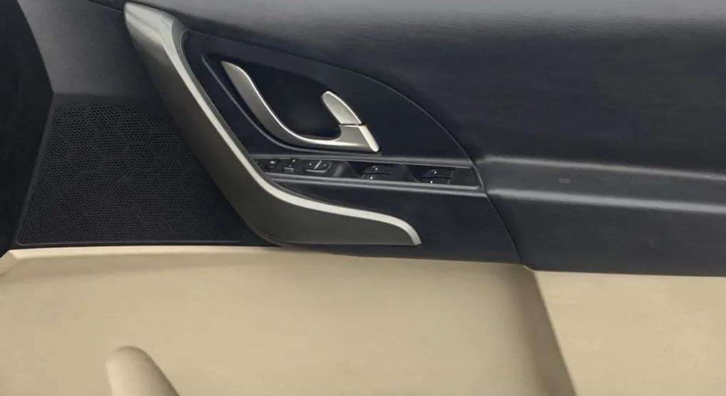 2017 Mahindra XUV500 W10 AT, Diesel, Automatic, 27,491 km, Driver Side Door Panels Control